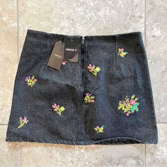 Very J Forever 21 Black Denim Floral Embroidered Skirt Size Large 100% Cotton - Picture 2 of 8